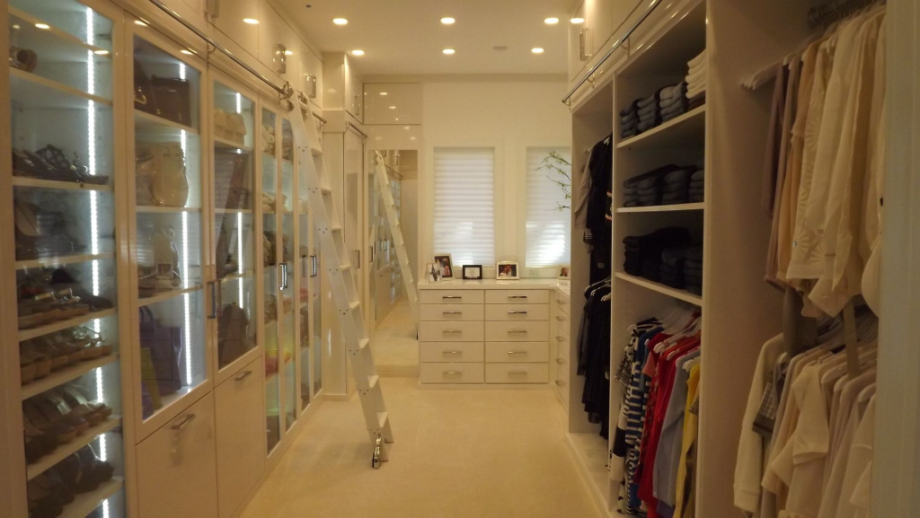 Освещение полок шкафа светодиодной лентой Освещение полок шкафа светодиодной лентой