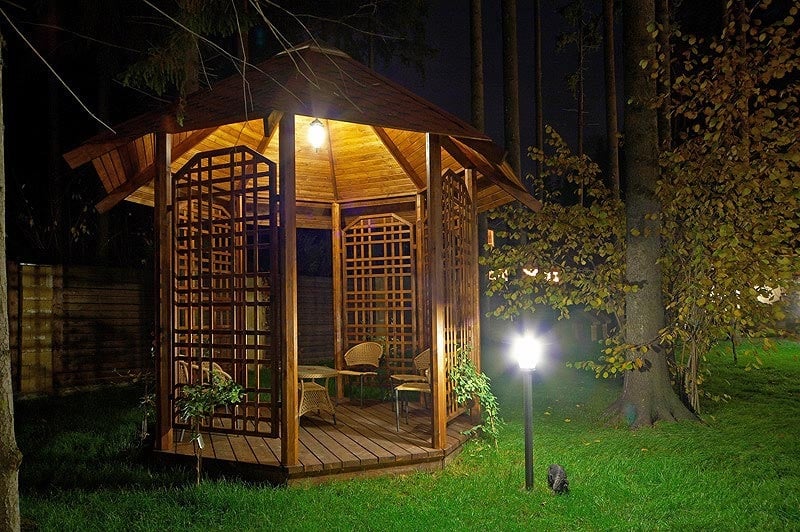 Уличный свет в беседке