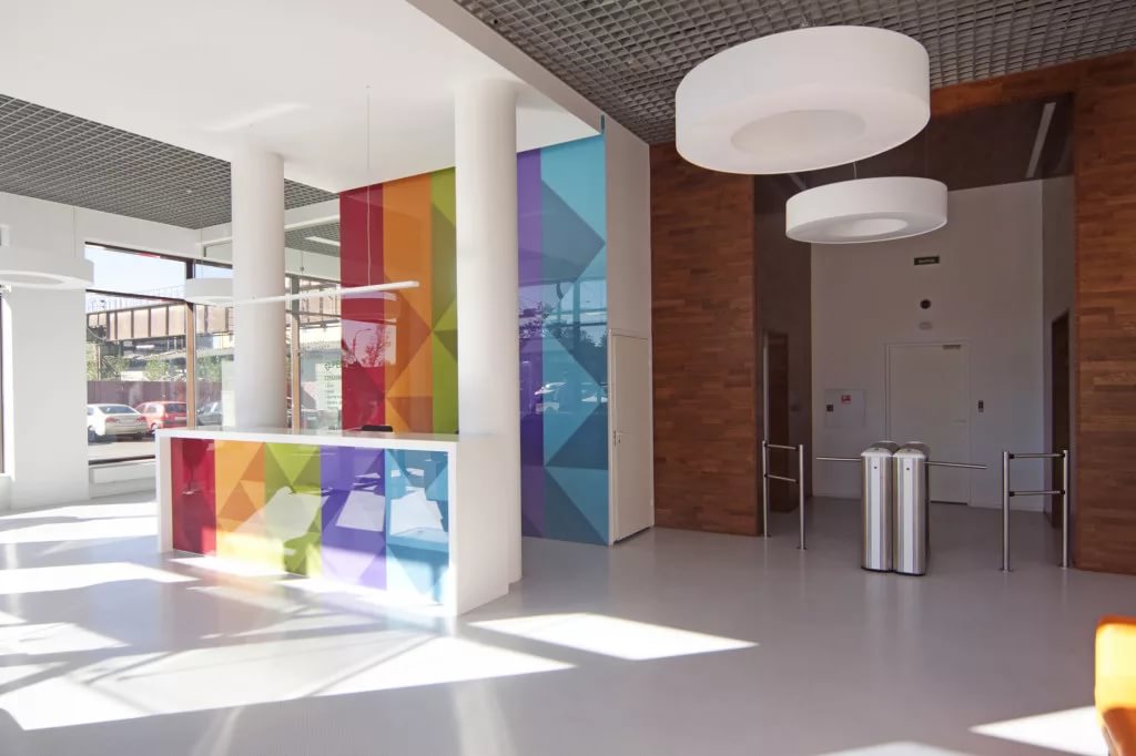 Подвесные светильники на потолке Грильято