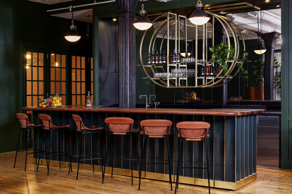 Освещение барной стойки кафе