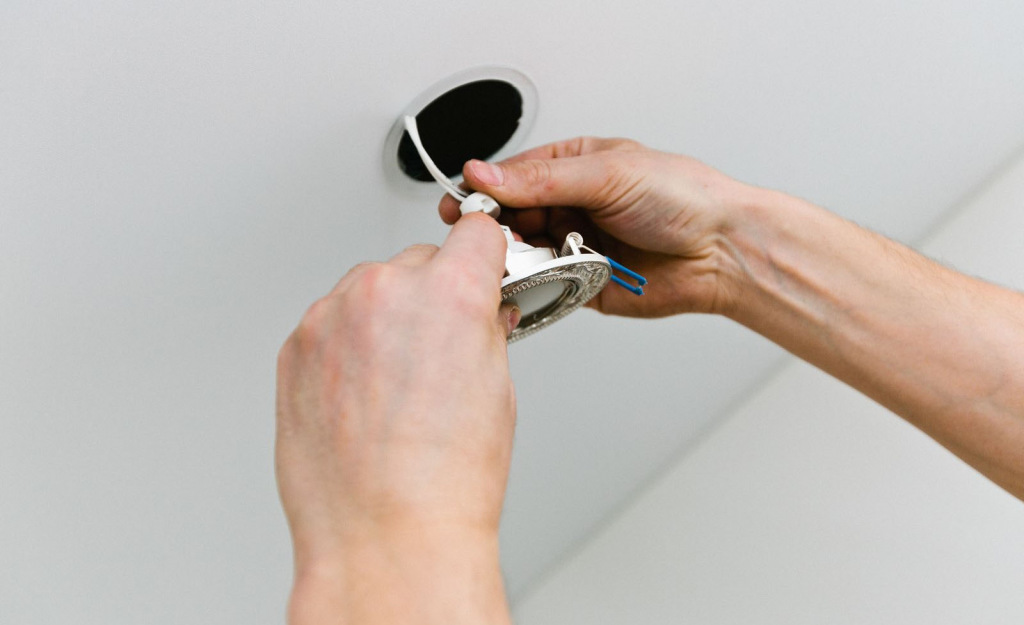 Демонтаж светильников в натяжном потолке