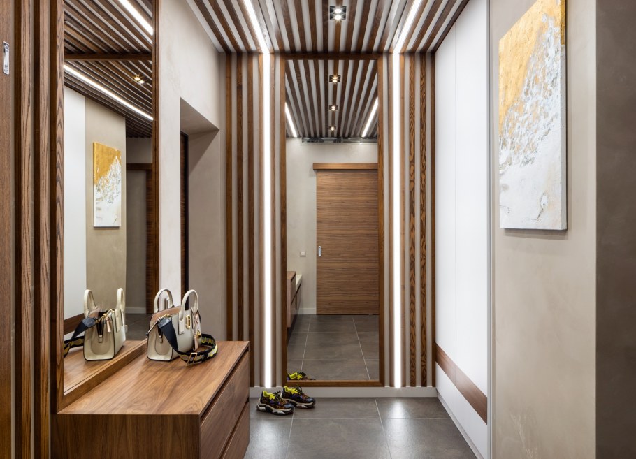 Световые полосы на стене в рейках