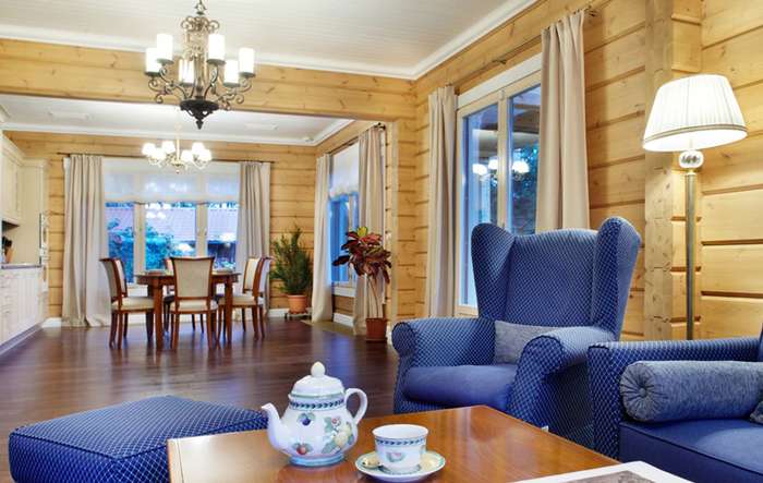 Освещение гостиной в деревянном доме