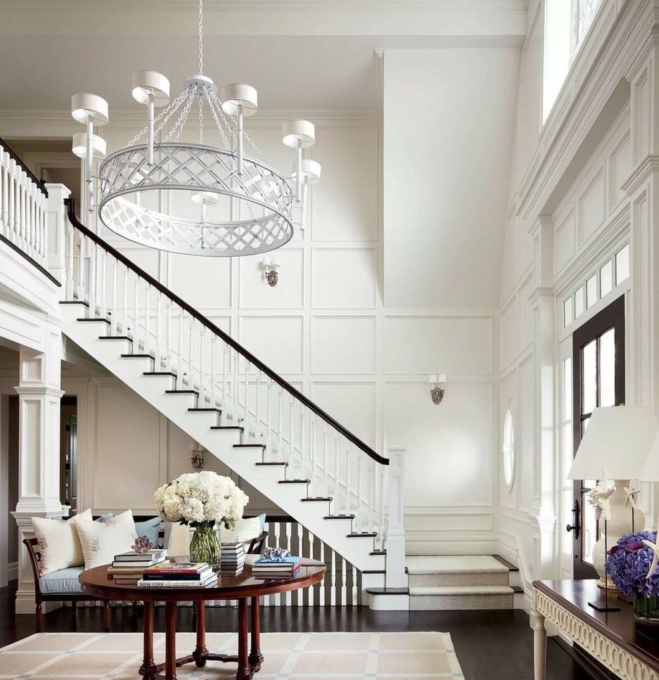 Большая люстра в доме со вторым светом