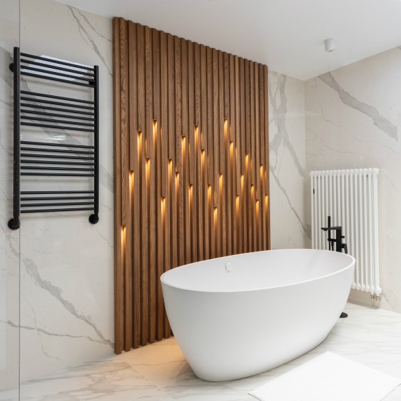 Освещение рейками в ванной