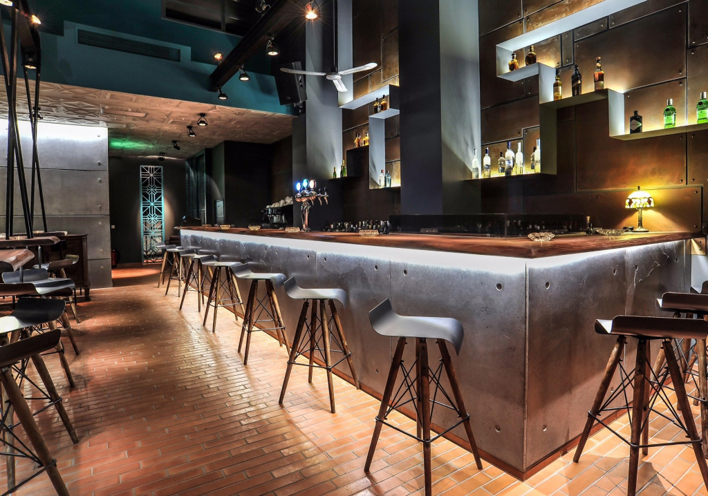 Трековые светильники над барной стойкой