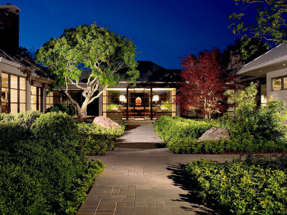 Уличная подсветка деревьев