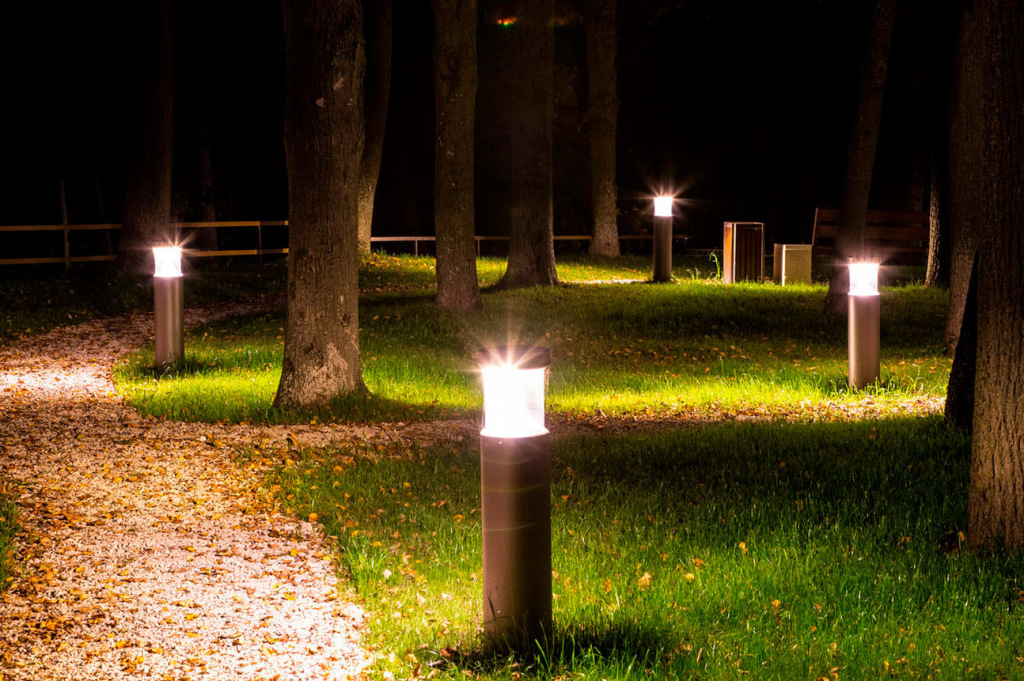 Маленькие столбики для освещения дорожек Маленькие столбики для освещения дорожек
