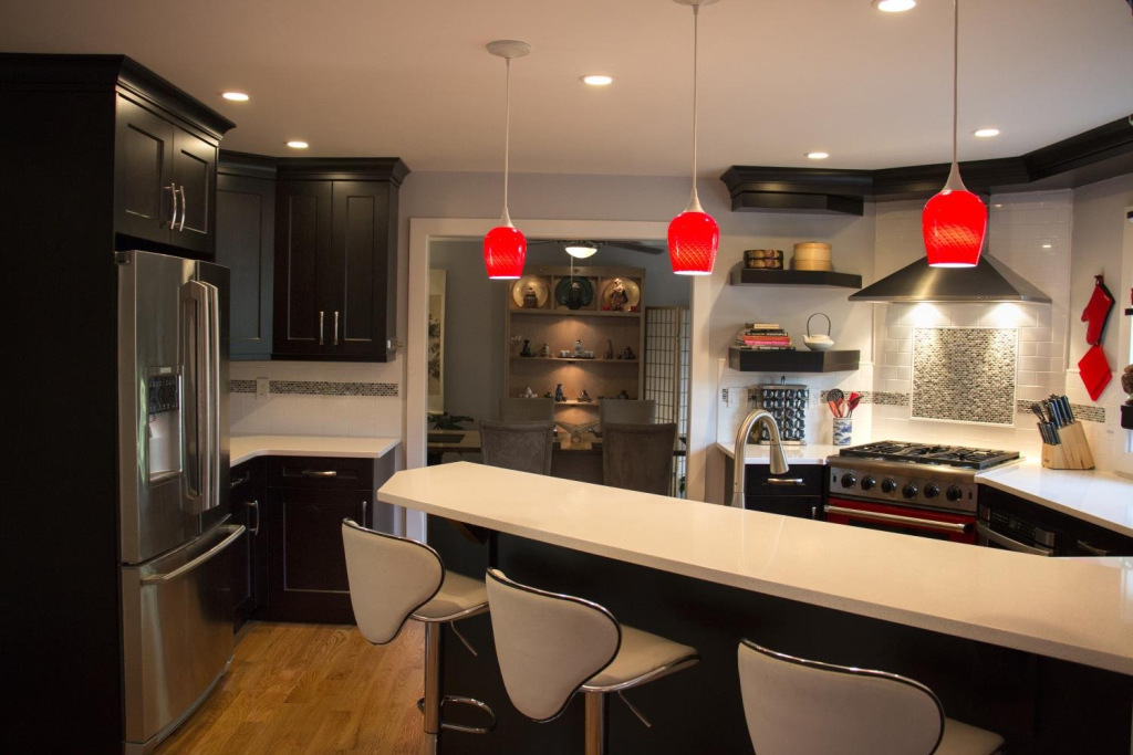 Подвесные светильники над барной стойкой