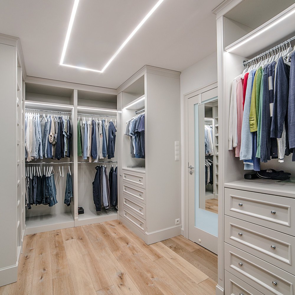 Освещение светодиодной лентой в гардеробной Освещение светодиодной лентой в гардеробной