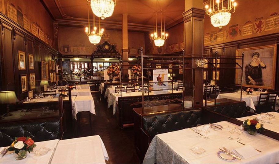 Классическое освещение ресторана