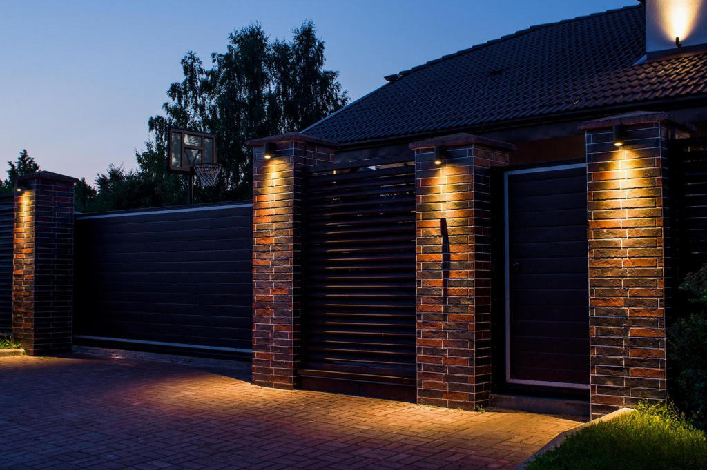 Подсветка забора загородного дома