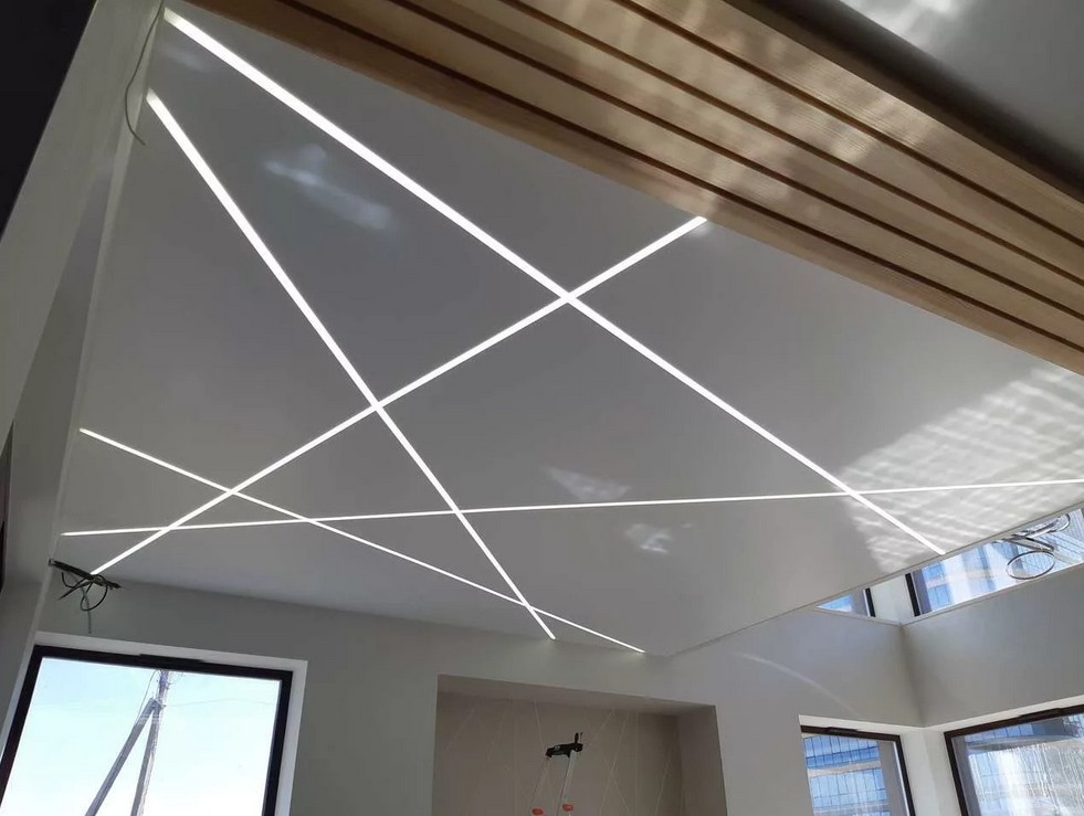 Линии света на потолке