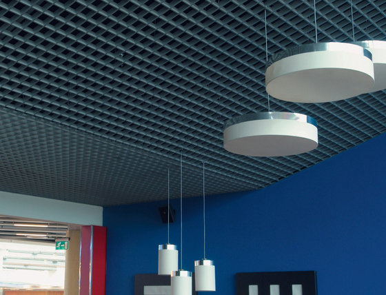 Подвесные светильники на потолке Грильято