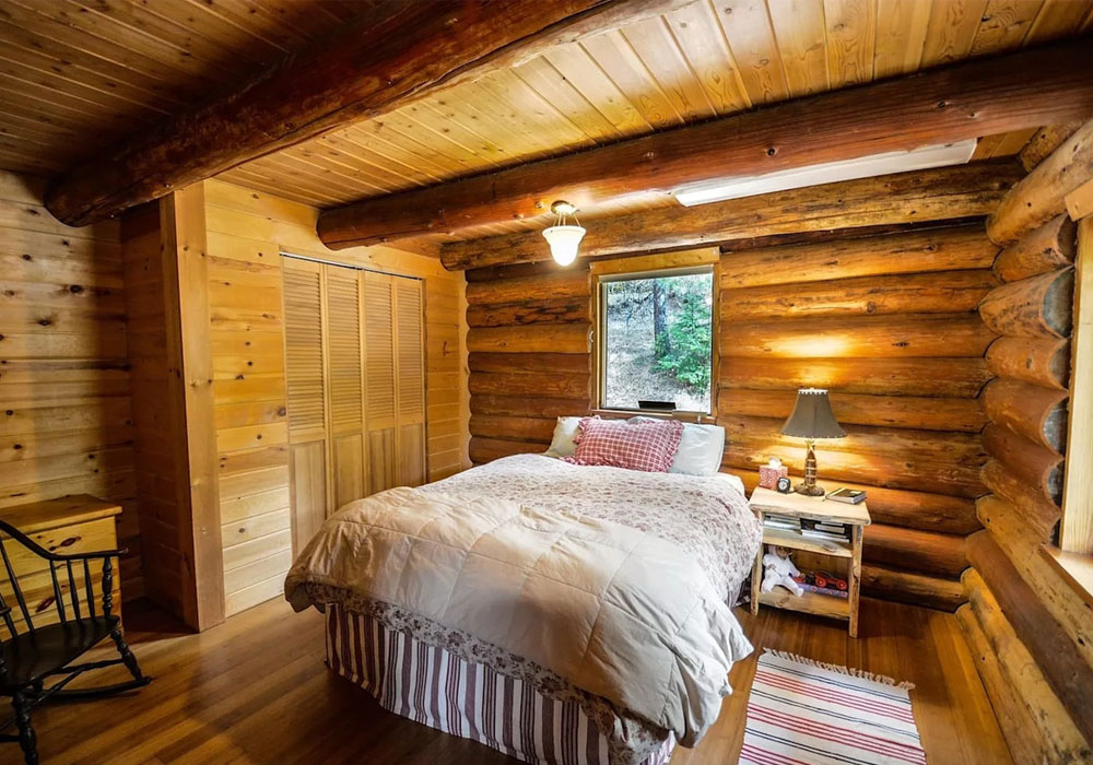 Освещение спальни в срубе