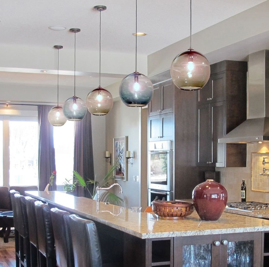 Светильники шары над барной стойкой