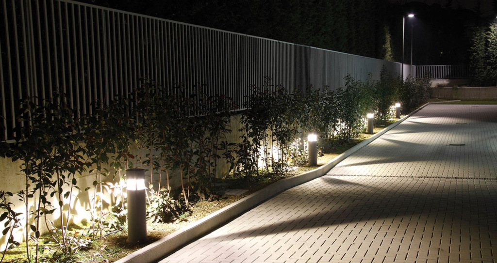 Светодиодные столбики для подсветки дорожки