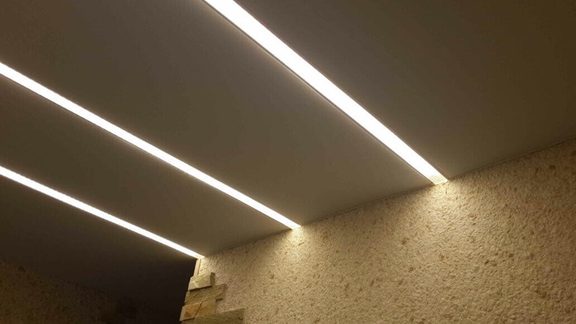 Световые полосы на потолке