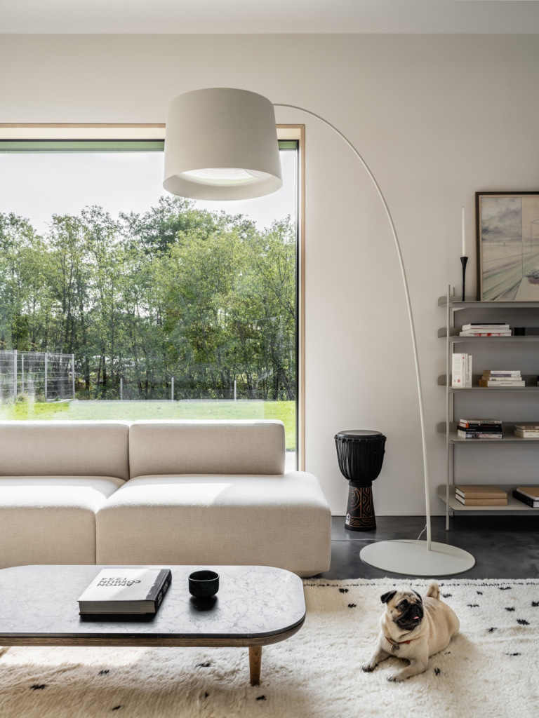 Белый напольный светильник Белый напольный светильник