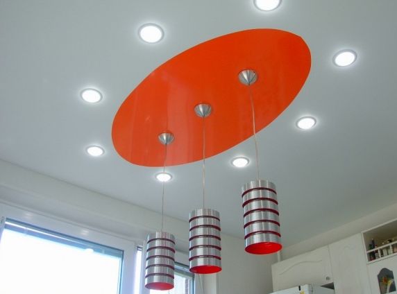 Подвесной светильник на натяжном потолке Подвесной светильник на натяжном потолке