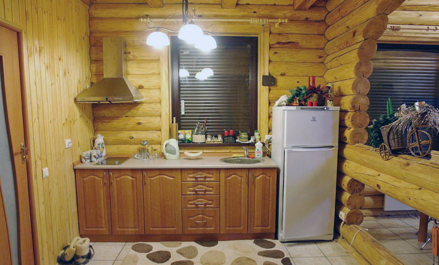 Освещение кухни в доме из дерева