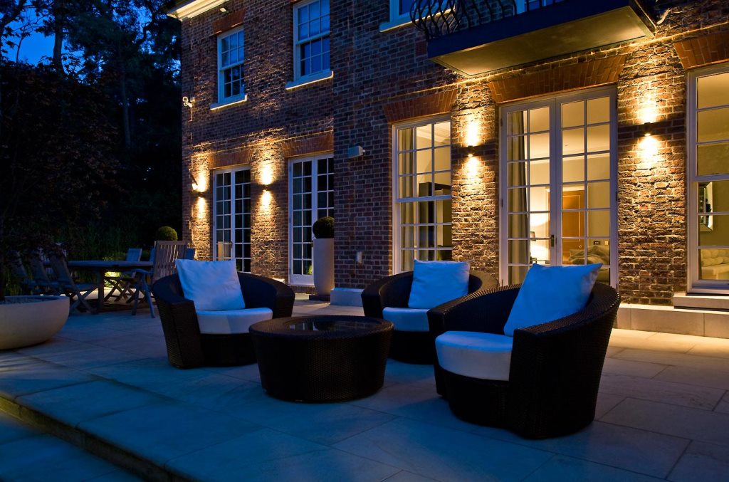 Акцентная подсветка фасада загородного дома