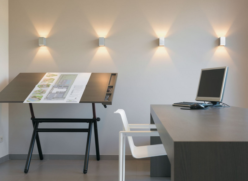 Направленный свет в кабинете Направленный свет в кабинете