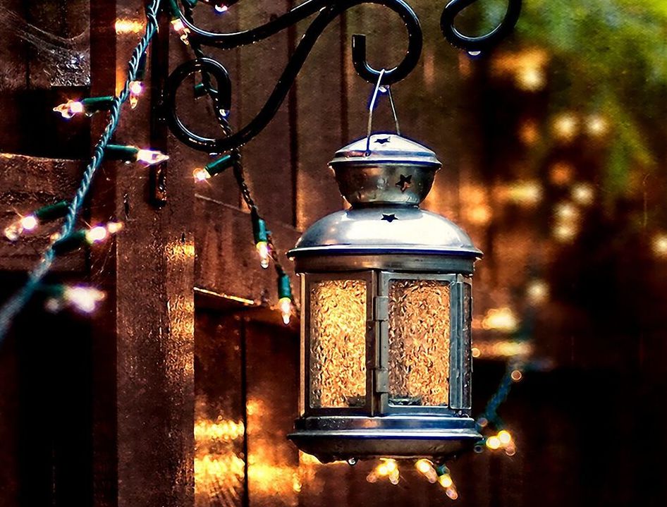 Подвесные светильники для освещения забора