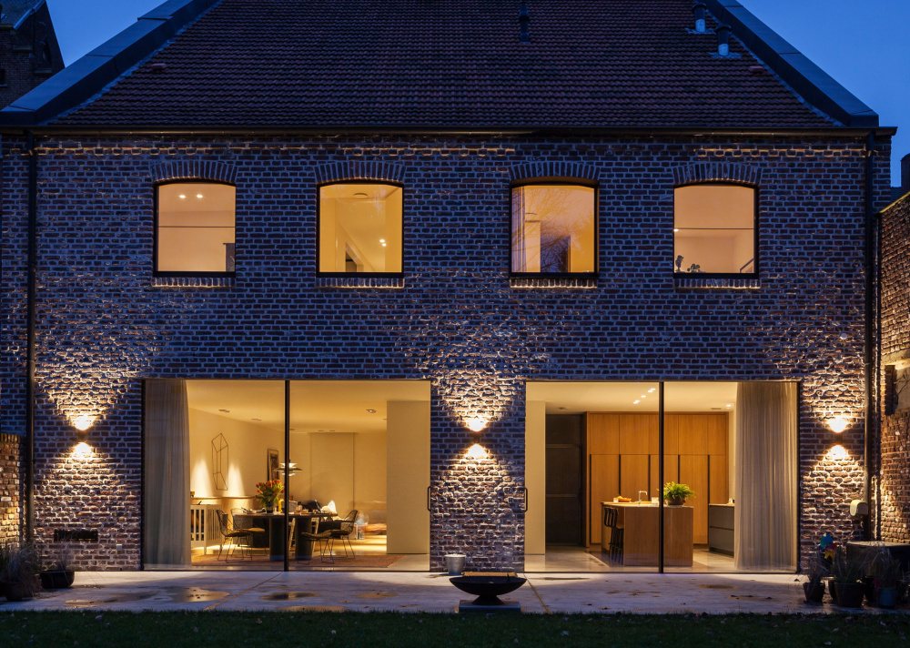 Подсветка фасада дома