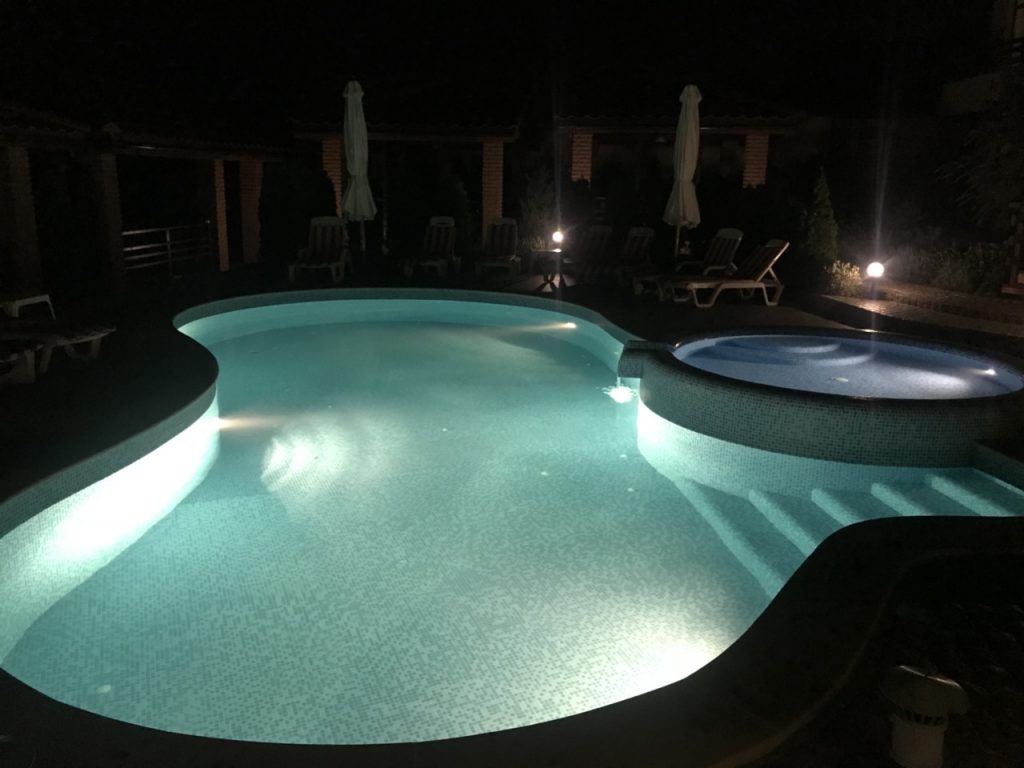 Светильники в бассейне