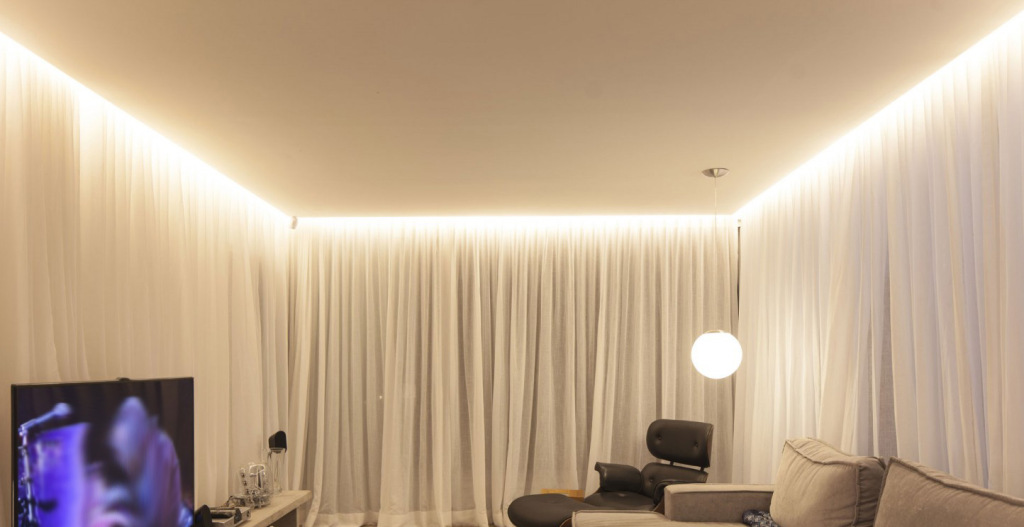 Парящий потолок в гостиной Парящий потолок в гостиной