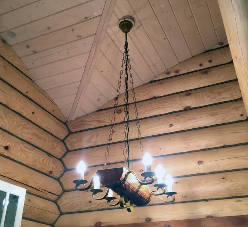 Оригинальная люстра для деревянного дома
