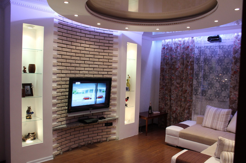 Подсветка штор в гостиной