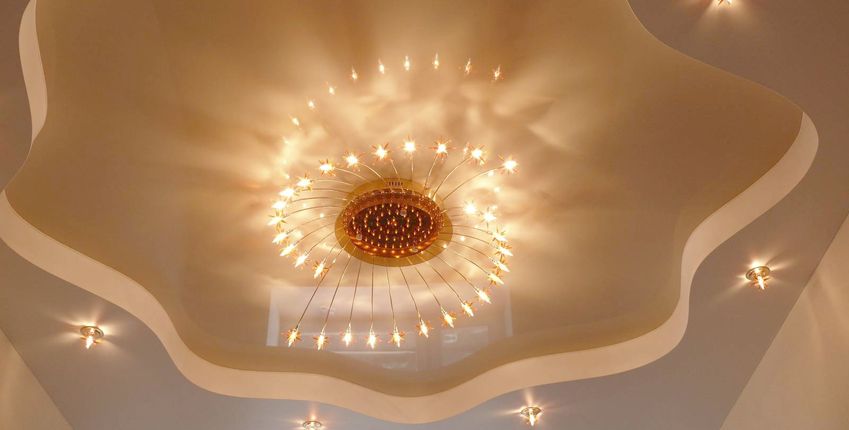 Натяжной потолок с люстрой и точечными светильниками
