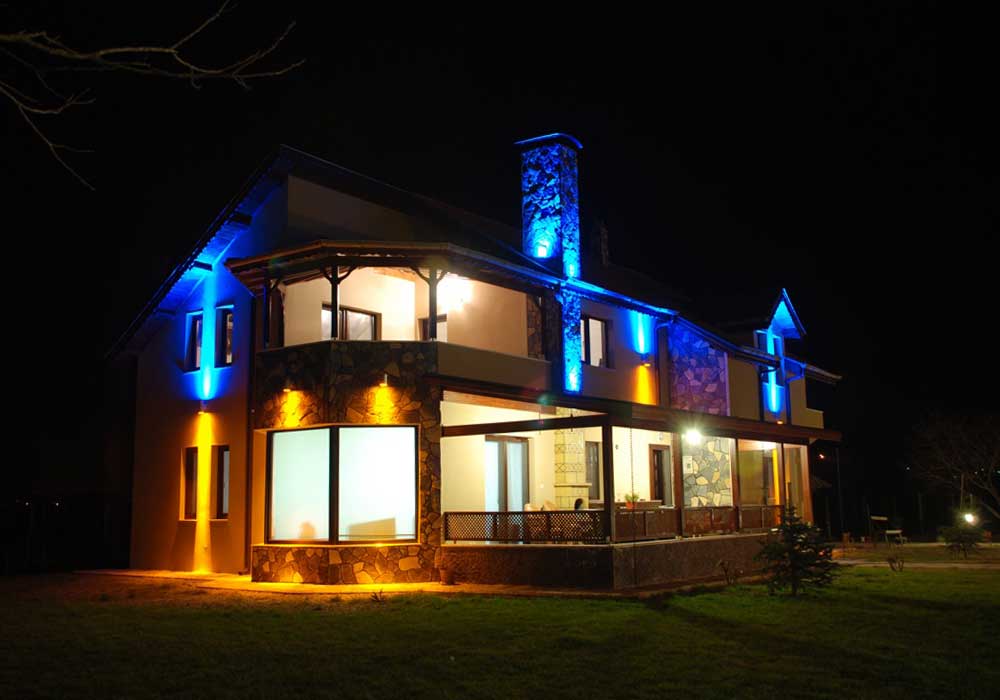 Динамическая подсветка фасада дома