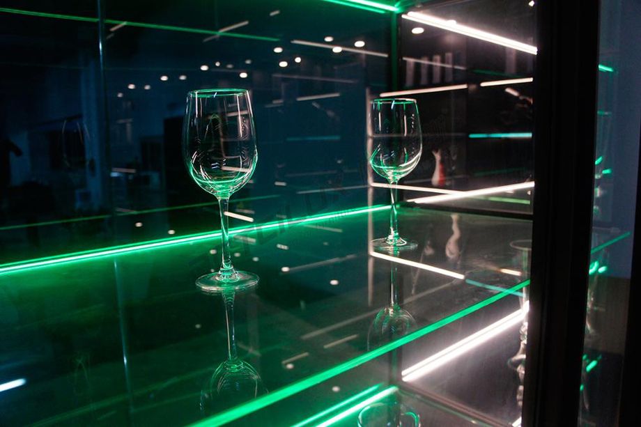 Цветная подсветка стеклянных полок