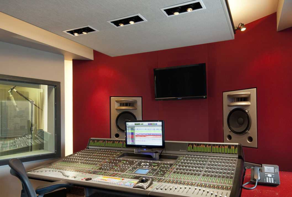 Карданный светильник в студии