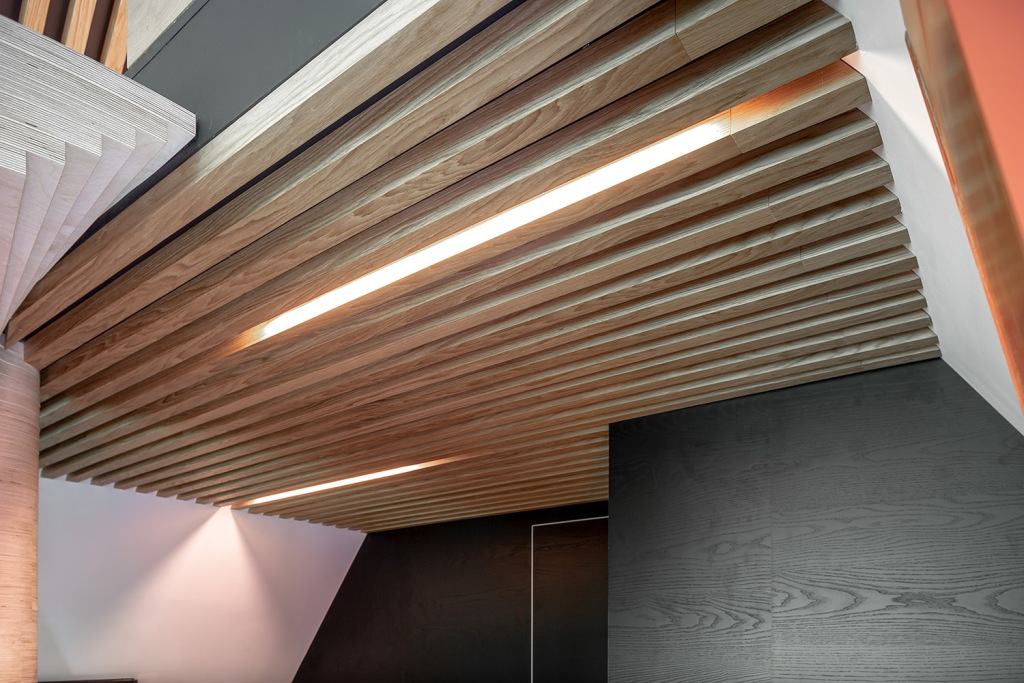 Рейки с подсветкой на потолке