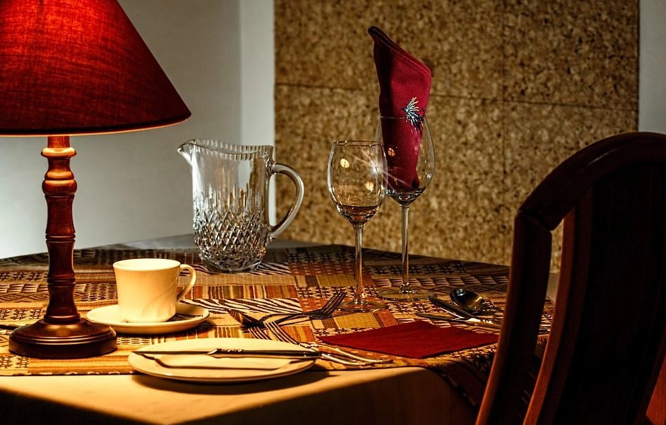 Светильник на столике ресторана