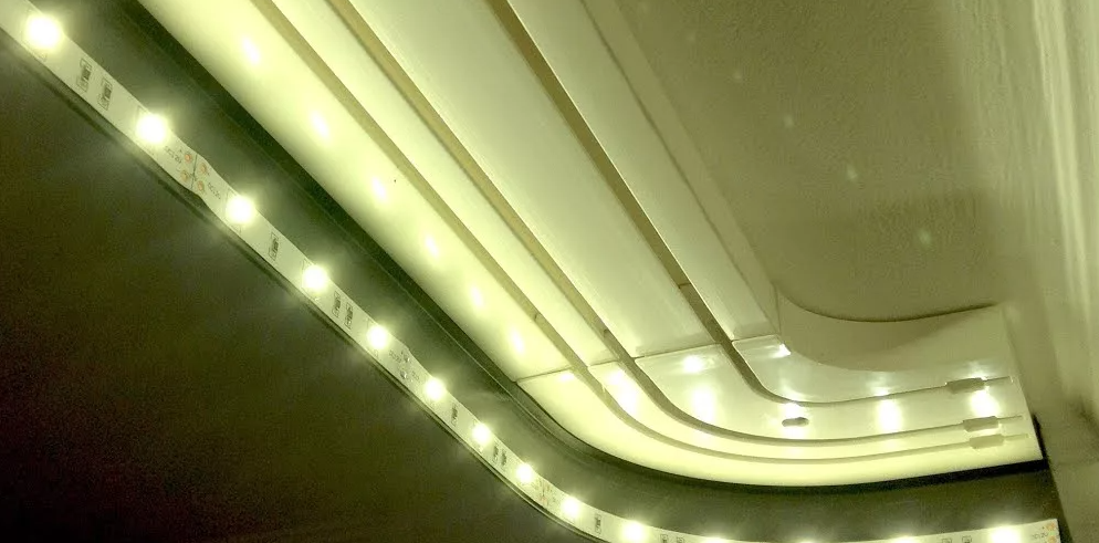 Подсветка штор лентой без ниши