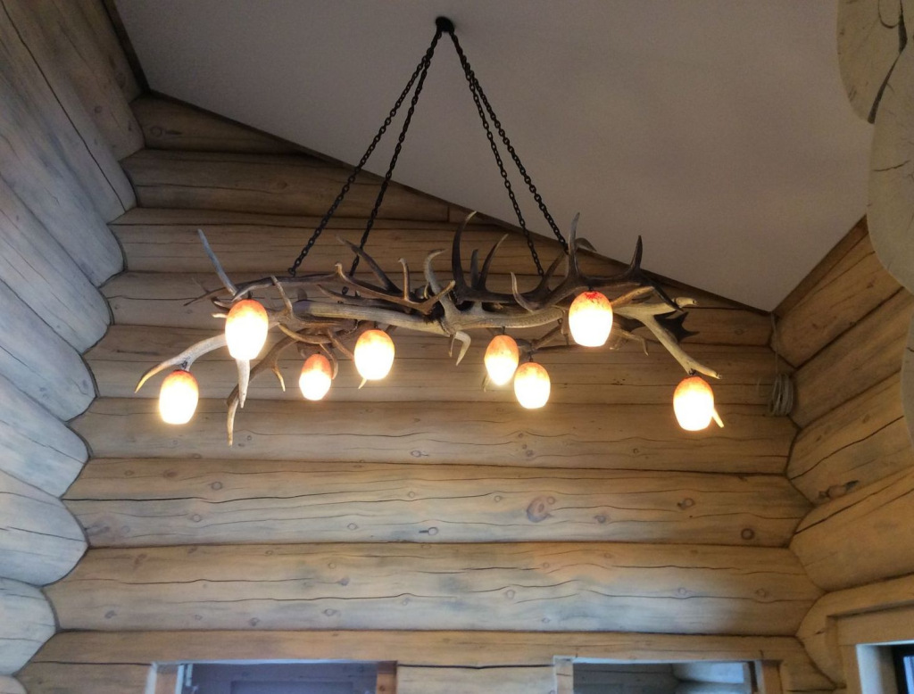 Оригинальная люстра из дерева