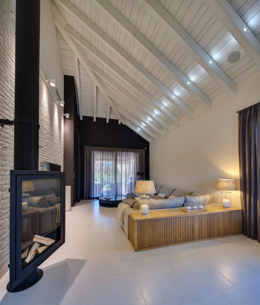 Освещение гостиной со скошенным потолком