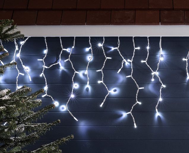 Светодиодная бахрома на крыше дома