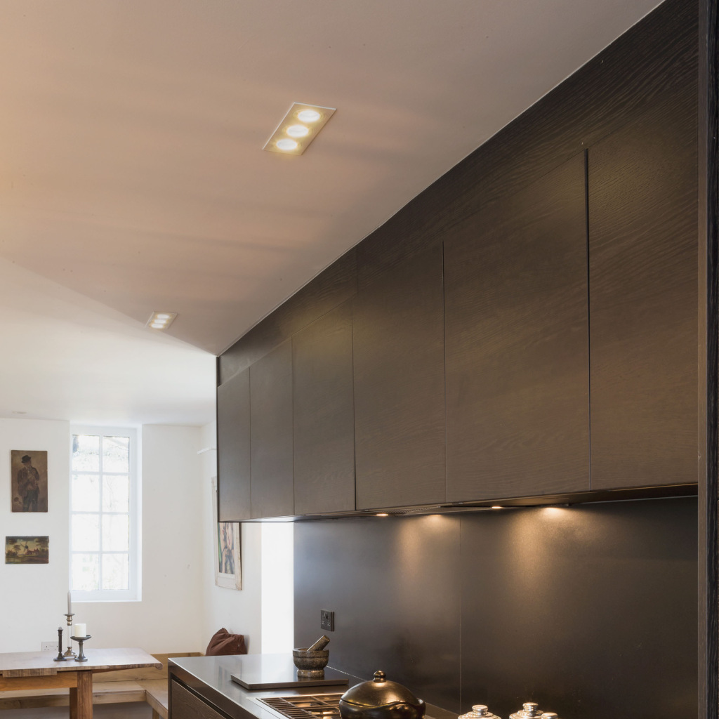 Направленное освещение на кухне