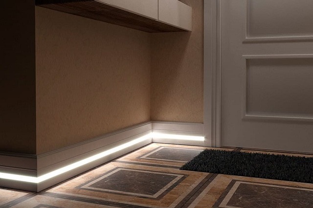 Подсветка плинтуса в прихожей