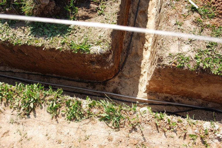 Прокладка электрических кабелей в траншеях