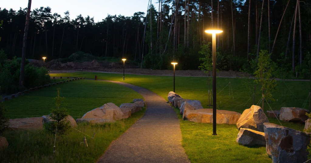 Освещение парка высокими столбами Освещение парка высокими столбами