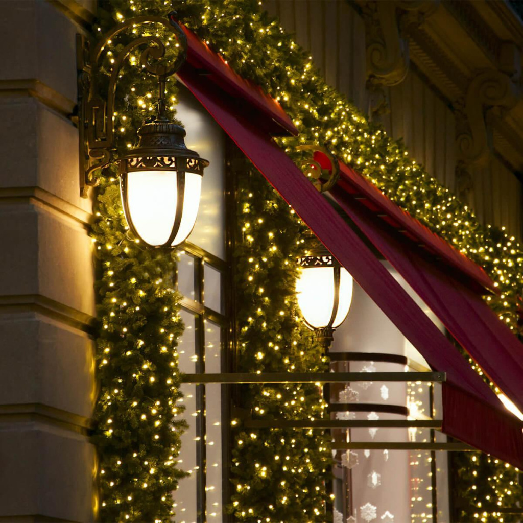 Уличное украшение гирляндой Нить.jpg Уличное украшение гирляндой Нить.jpg