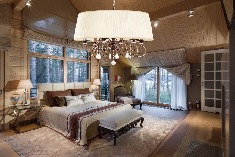 Большая люстра в спальне со вторым светом