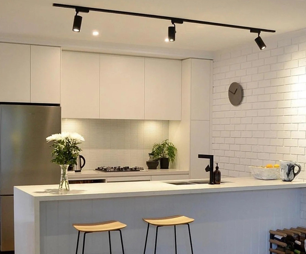 Направленное освещение над барной стойкой